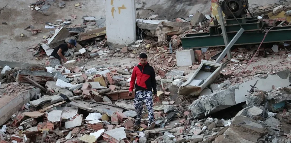 Un residente camina entre los escombros de edificios derrumbados por los terremotos, en la localidad de Catia La Mar, en el estado costero de La Guaira (Venezuela), este jueves. EFE/ Ronald Pena R.