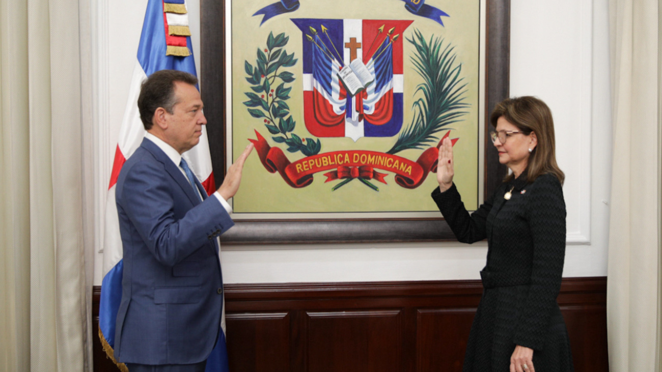 Raquel Peña juramenta a Víctor Bisonó como nuevo ministro de Relaciones Exteriores de República Dominicana